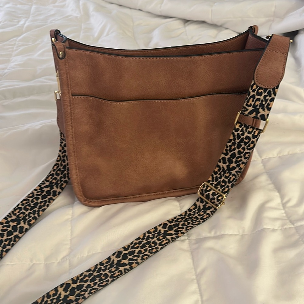 Crossbody handbag with leopard strap